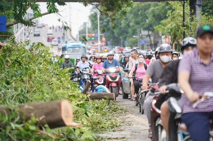 Hanoi streets severely congested after typhoon - 9