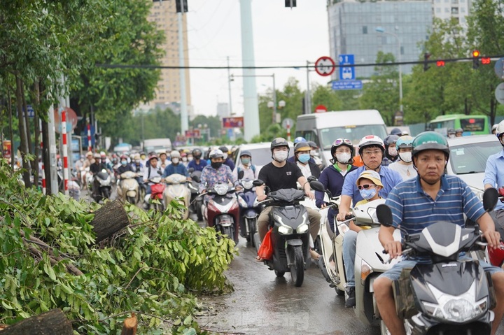 Hanoi streets severely congested after typhoon - 8