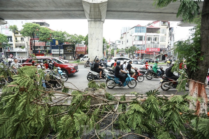 Hanoi streets severely congested after typhoon - 1