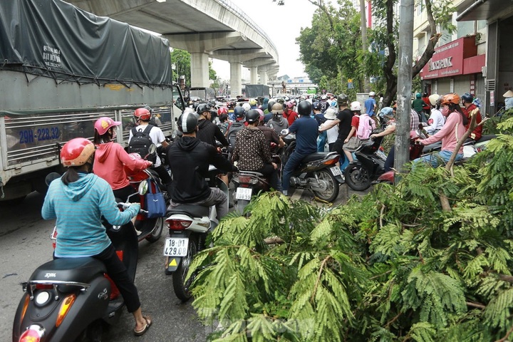 Hanoi streets severely congested after typhoon - 5