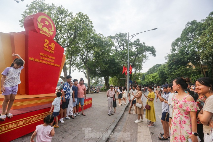 Hoan Kiem Lake attracts crowds on National Day - 1 Hoan Kiem Lake attracts crowds on National Day - 1