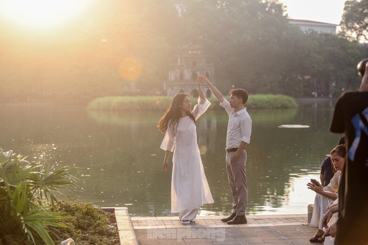 Hoan Kiem Lake attracts crowds on National Day - 9 Hoan Kiem Lake attracts crowds on National Day - 9