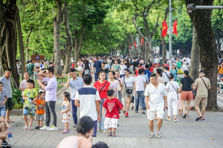 Hoan Kiem Lake attracts crowds on National Day - 2 Hoan Kiem Lake attracts crowds on National Day - 2