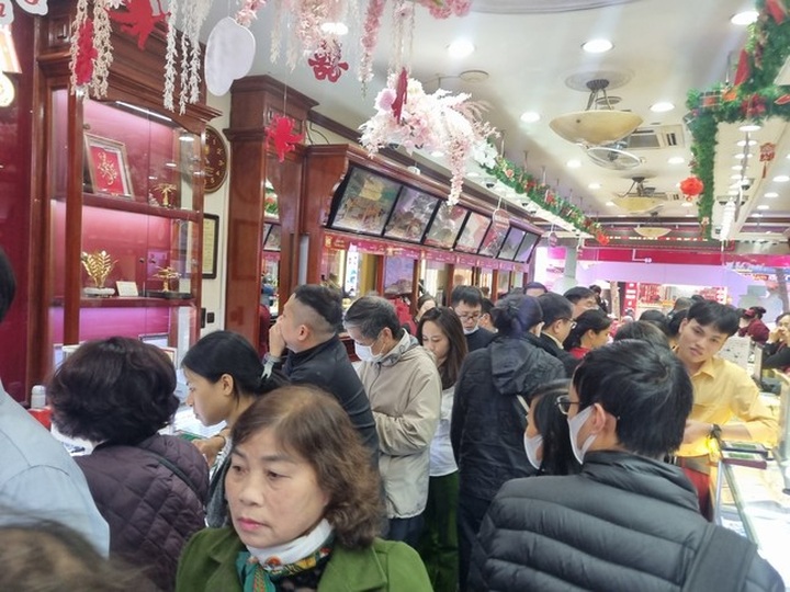 Demand for gold soars as prices hit record high - 2