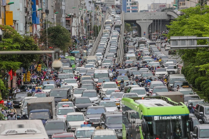 Hanoi streets face serious congestion on rainy Wednesday morning - 4