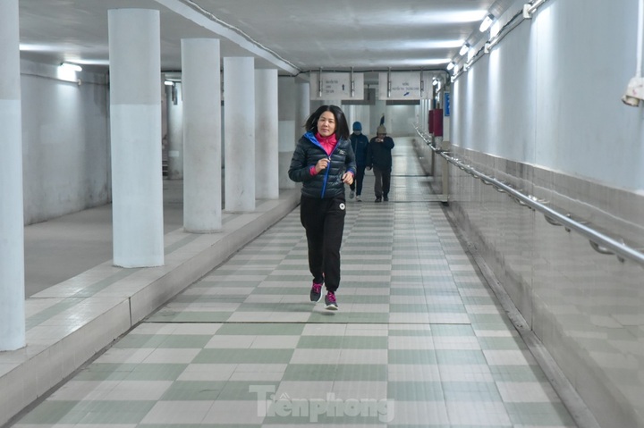 Hanoians go underground to avoid cold weather - 2