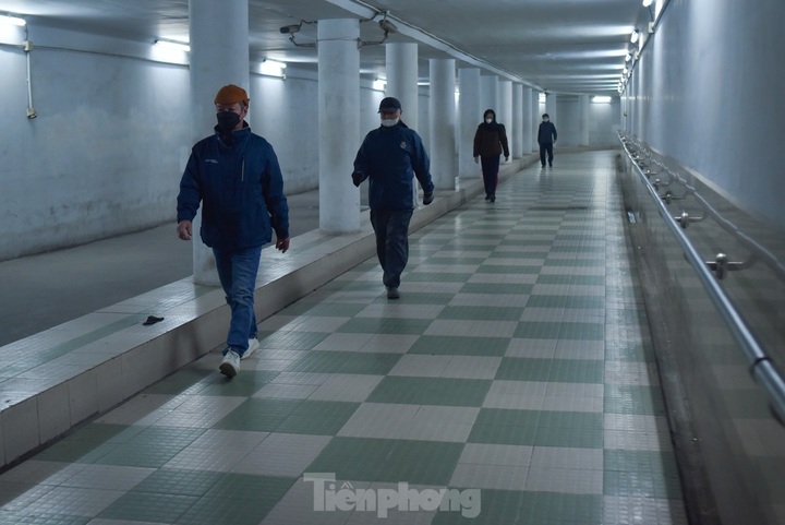 Hanoians go underground to avoid cold weather - 1