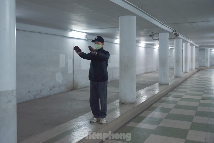 Hanoians go underground to avoid cold weather - 4