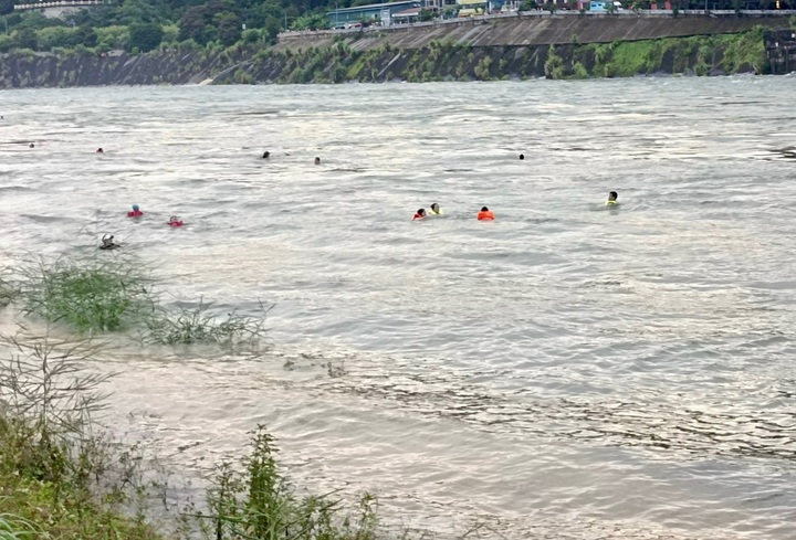 People swim at hydropower reservoir despite water discharge - 5 People swim at hydropower reservoir despite water discharge - 5