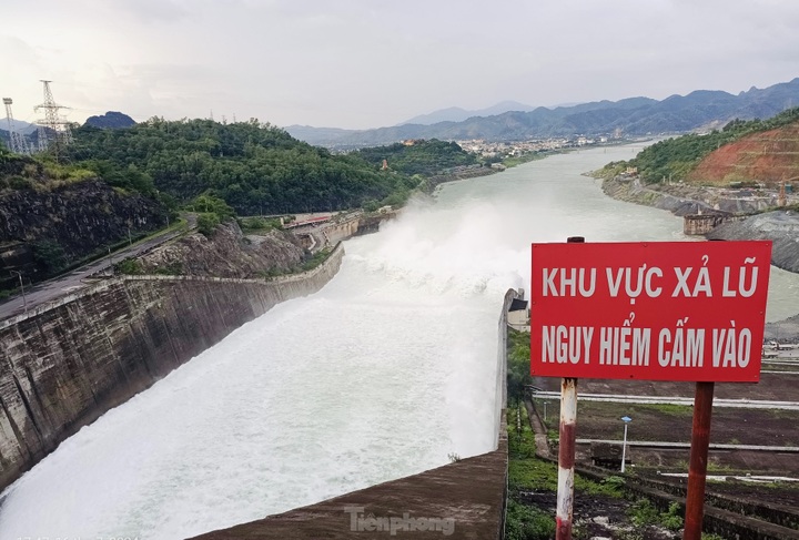 People swim at hydropower reservoir despite water discharge - 2 People swim at hydropower reservoir despite water discharge - 2