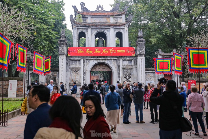 The Temple of Literature crowded on Tet - 1 The Temple of Literature crowded on Tet - 1