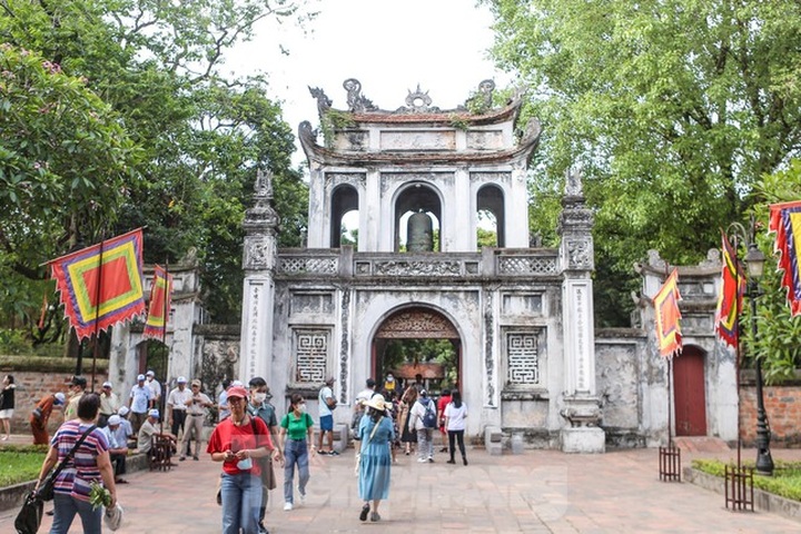 Students rush to Temple of Literature for luck before exams - 1 Students rush to Temple of Literature for luck before exams - 1