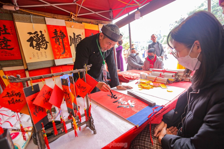 The Temple of Literature crowded on Tet - 8 The Temple of Literature crowded on Tet - 8