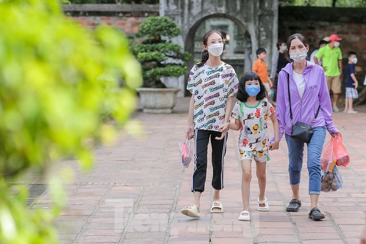 Students rush to Temple of Literature for luck before exams - 2 Students rush to Temple of Literature for luck before exams - 2