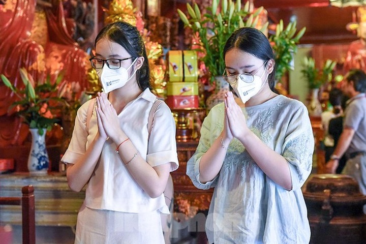 Students rush to Temple of Literature for luck before exams - 4 Students rush to Temple of Literature for luck before exams - 4