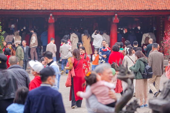 The Temple of Literature crowded on Tet - 4 The Temple of Literature crowded on Tet - 4