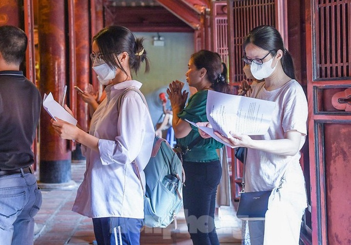 Students rush to Temple of Literature for luck before exams - 5 Students rush to Temple of Literature for luck before exams - 5