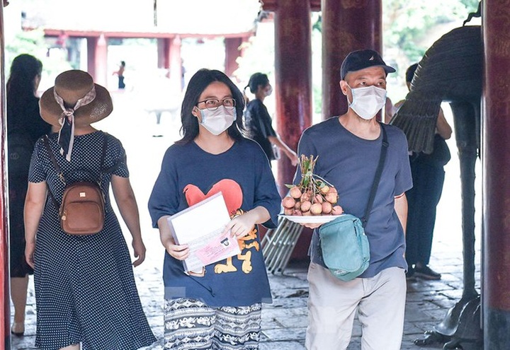 Students rush to Temple of Literature for luck before exams - 6 Students rush to Temple of Literature for luck before exams - 6