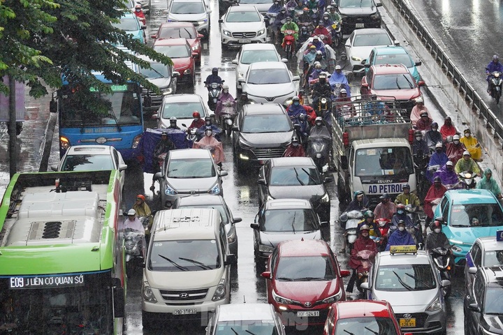 Hanoi streets face serious congestion as people leave for National Day holiday - 3 Hanoi streets face serious congestion as people leave for National Day holiday - 3