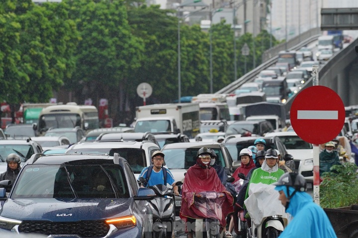 Hanoi streets face serious congestion as people leave for National Day holiday - 5 Hanoi streets face serious congestion as people leave for National Day holiday - 5