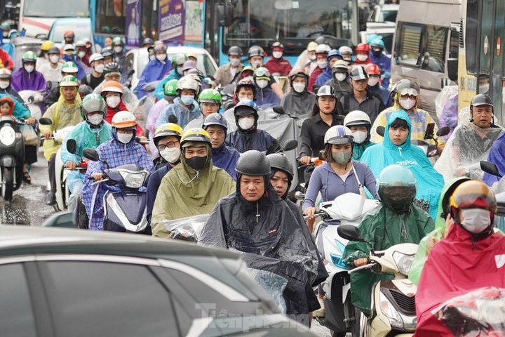 Hanoi streets face serious congestion as people leave for National Day holiday - 7 Hanoi streets face serious congestion as people leave for National Day holiday - 7