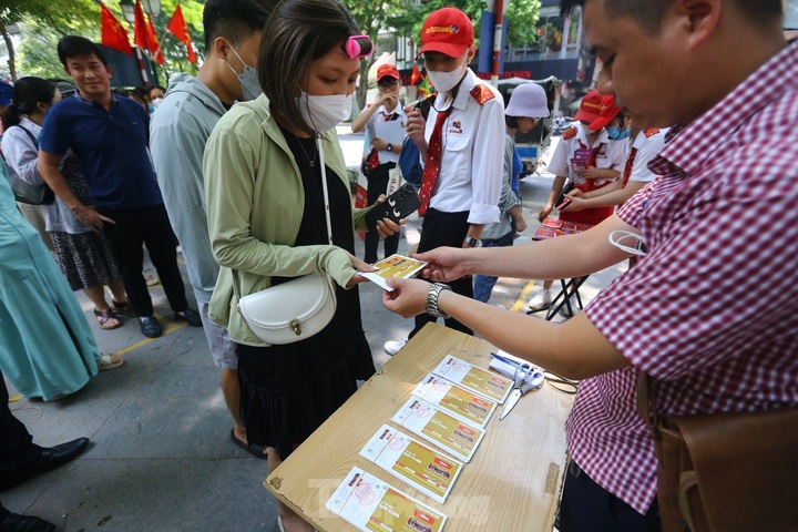 Hanoians queue for hours for free tour bus tickets - 4 Hanoians queue for hours for free tour bus tickets - 4