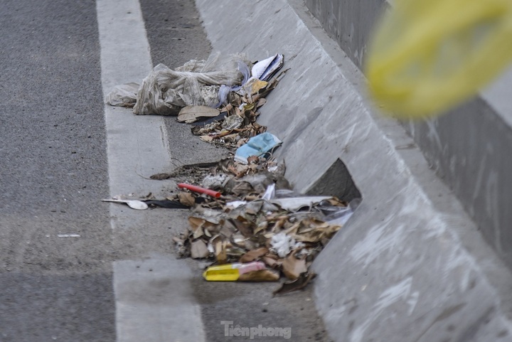 Hanoi streets strewn with rubbish - 8