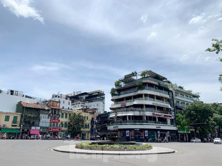 Hanoians struggling with blazing heat - 1 Hanoians struggling with blazing heat - 1