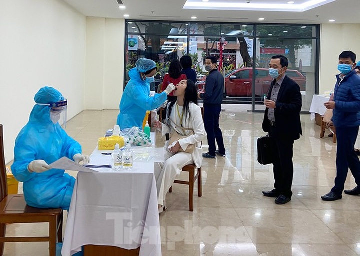 National Assembly office workers line up for Covid-19 tests before returning to work - 4