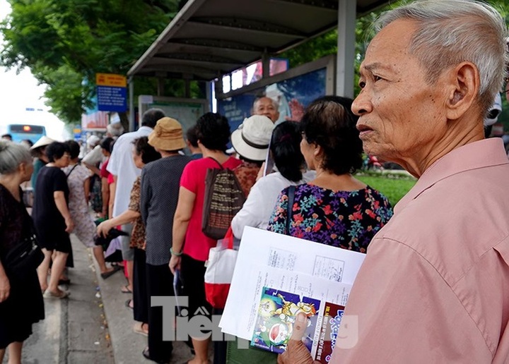Hundreds of old people queue to get free bus pass - 4