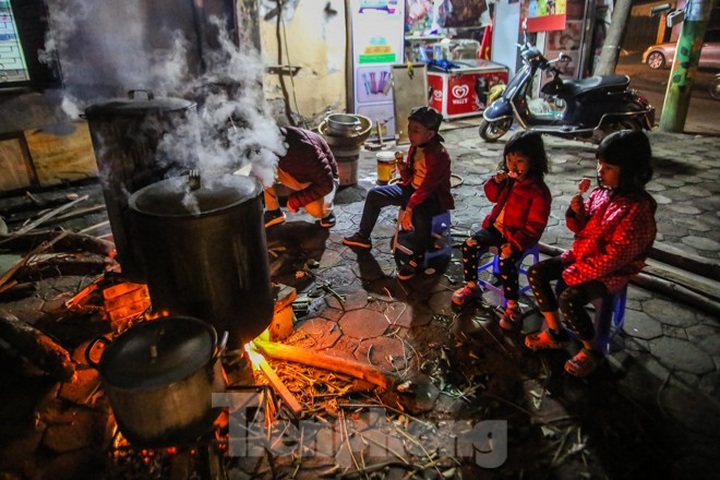 Hanoi residents stay up late to cook Chung Cake - 10