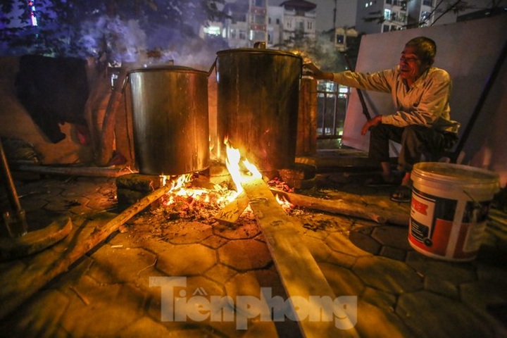 Hanoi residents stay up late to cook Chung Cake - 2