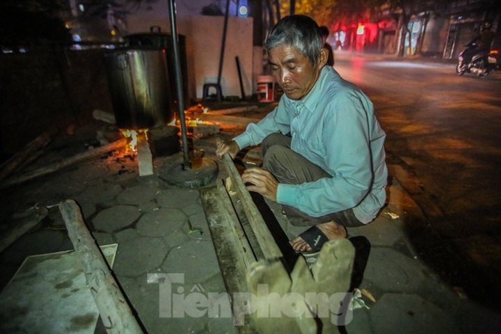 Hanoi residents stay up late to cook Chung Cake - 3