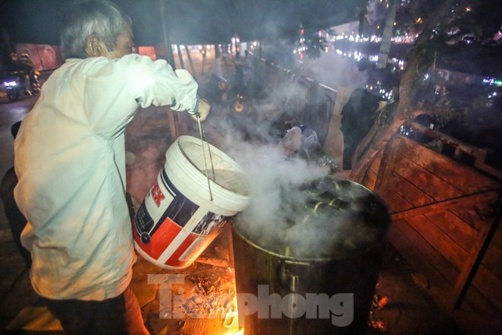 Hanoi residents stay up late to cook Chung Cake - 4