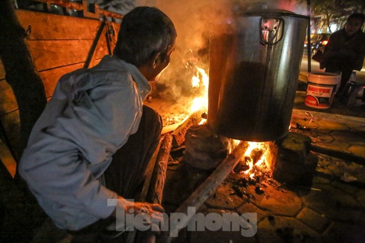 Hanoi residents stay up late to cook Chung Cake - 6