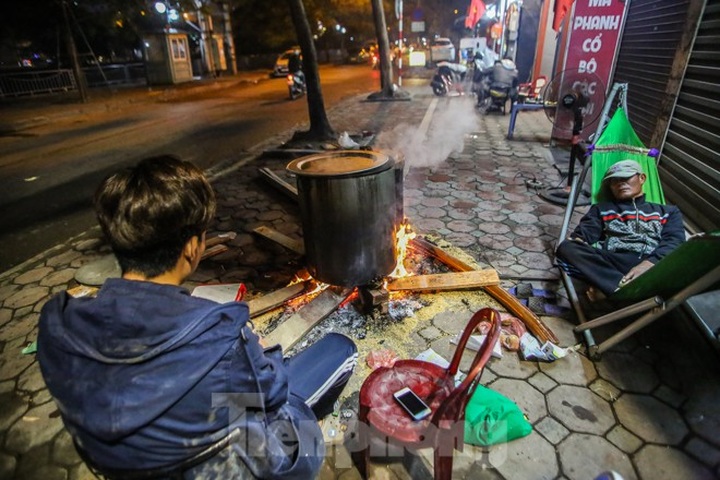 Hanoi residents stay up late to cook Chung Cake - 8