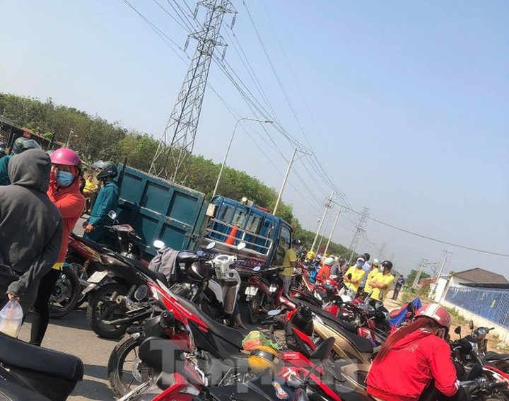 Workers return to shock company shutdown - 1