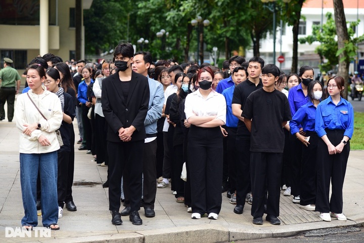 Vietnamese people come early to mourn party leader - 4 Vietnamese people come early to mourn party leader - 4