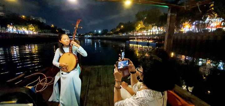 New tours launched in HCM City on Reunification Day holiday - 1