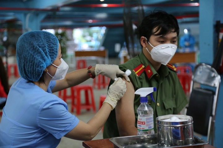 HCM City residents receive third Covid-19 vaccine shots - 2