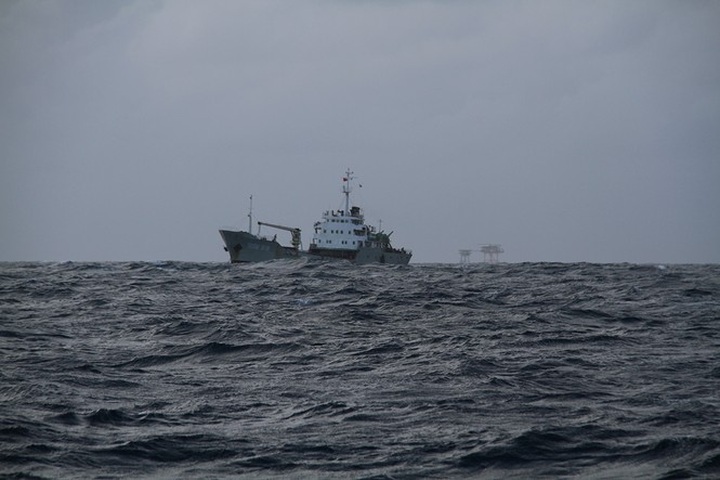 Naval soldiers receive Tet gifts at sea - 2