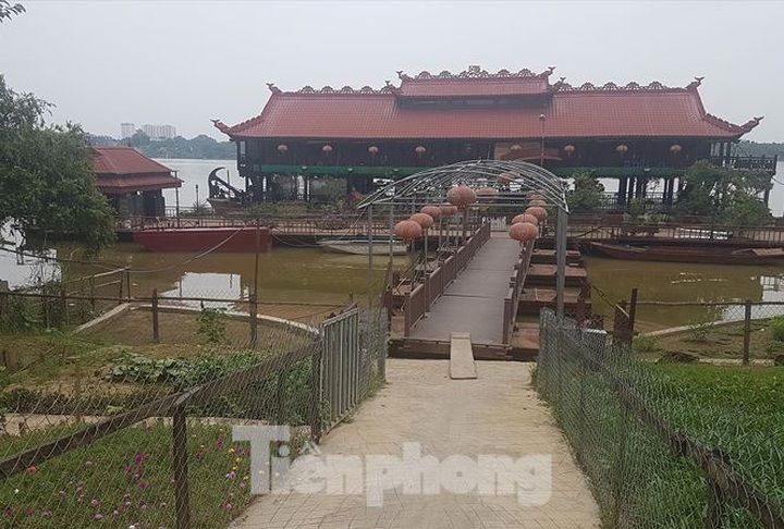 Illegal floating restaurants occupy Red River - 1