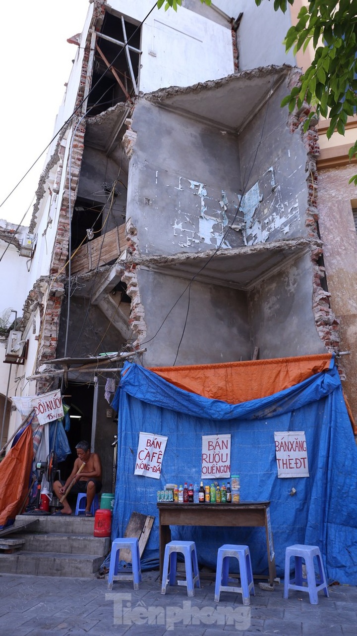 Super-tiny houses remain a problem in Hanoi - 5