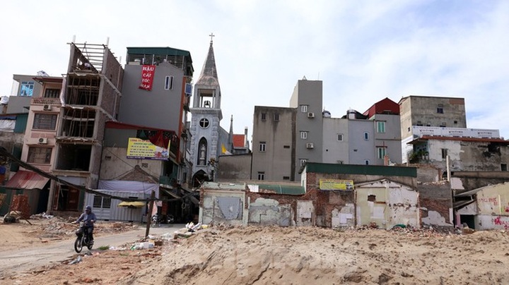 Super-tiny houses remain a problem in Hanoi - 1