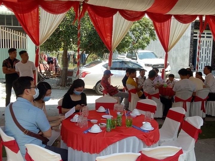 Health officials work at Binh Duong wedding for virus prevention - 2