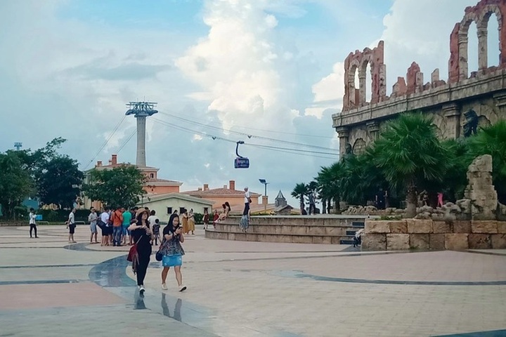 Phu Quoc to reopen tourism services from November - 1