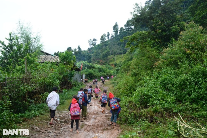 Children in remote Thanh Hoa district struggle to school - 1