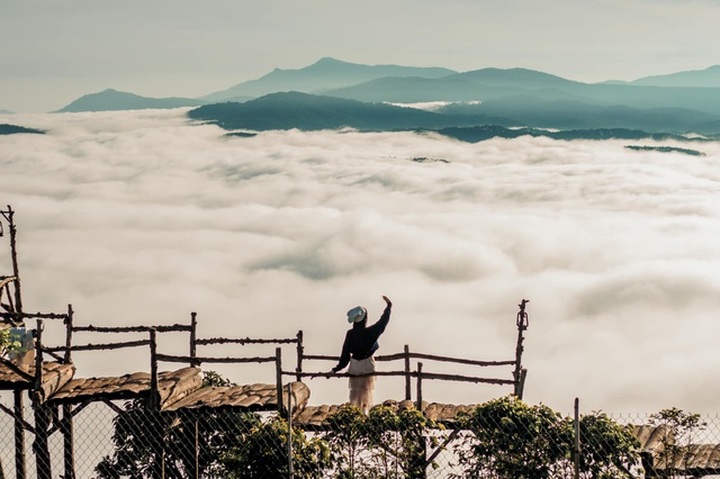 Tourists line up for photoshoots in Da Lat - 7