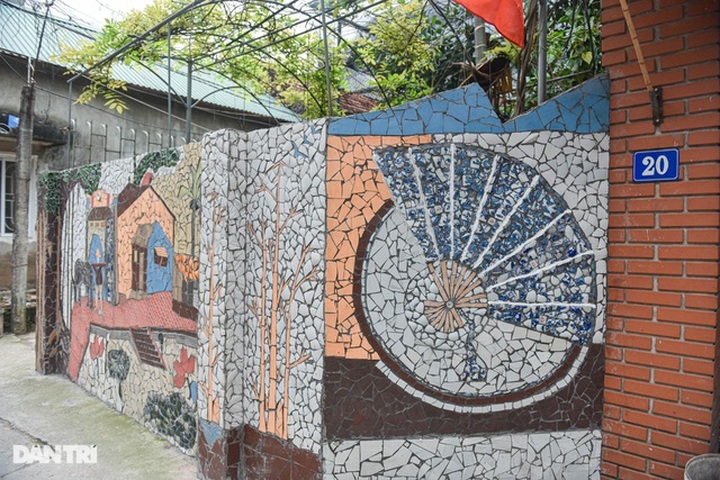 Villagers create ceramic wall from thrown-away items - 4