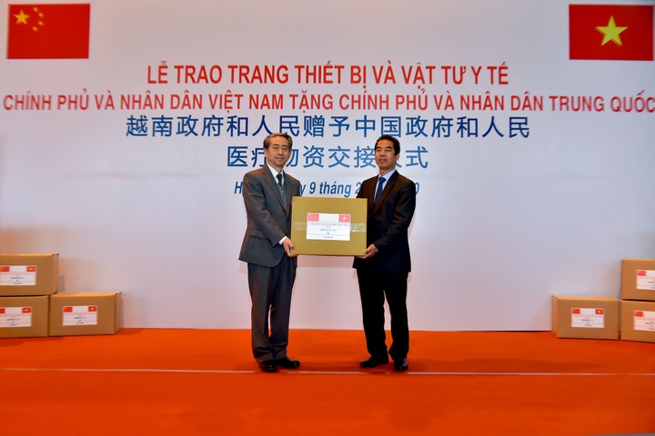 Vietnam hands over medical equipment to China for nCoV combat - 1